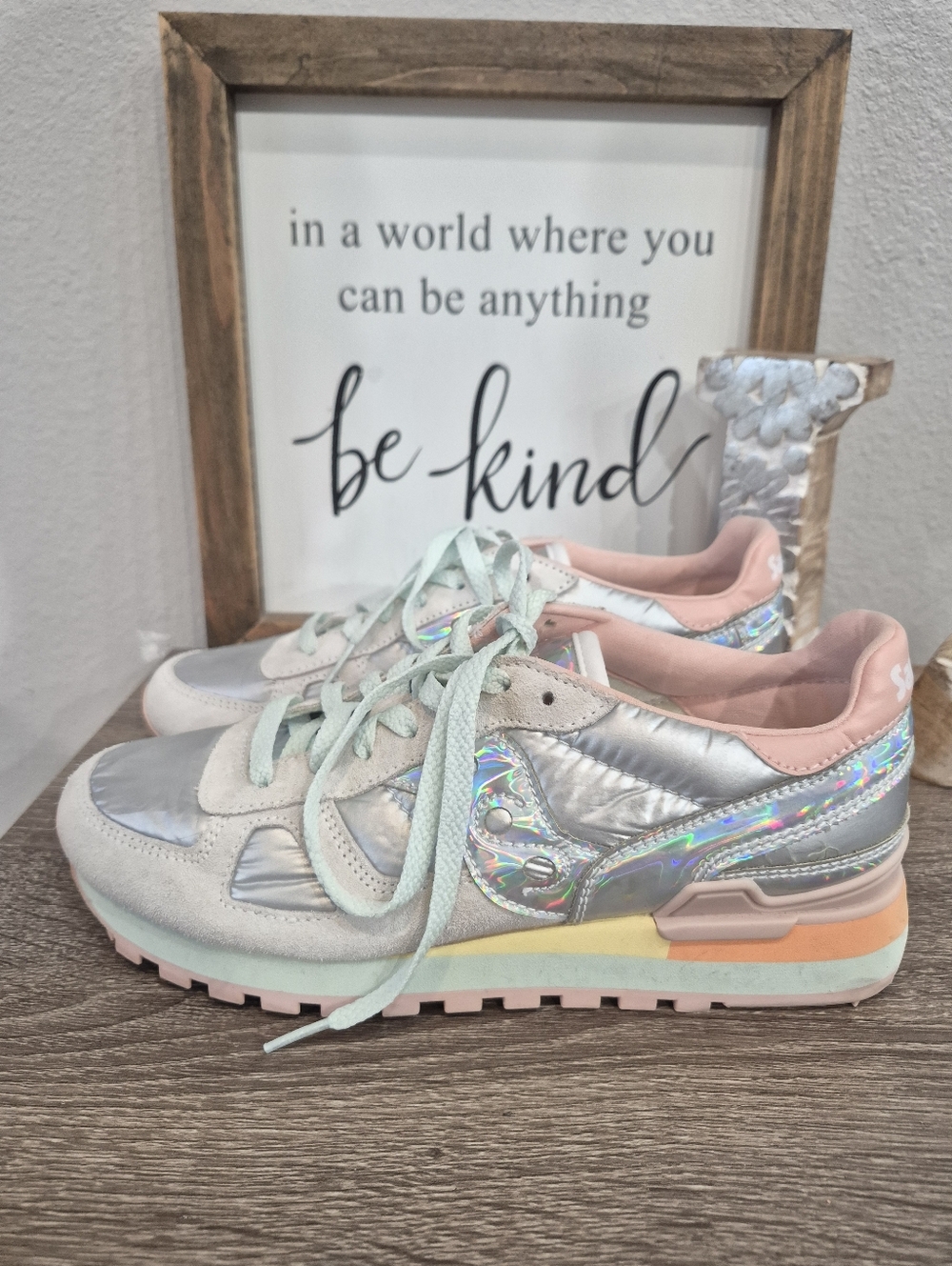 Saucony Women's Grey with Pastel Iridescent & Peach Accent Sneaker Size 8.5 - Picture 2 of 9